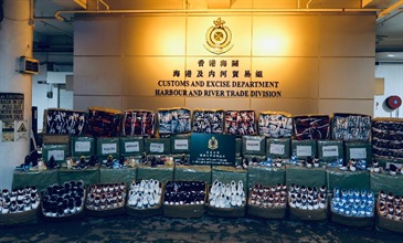 香港海關十月十八和二十五日在屯門內河碼頭檢獲共約三萬二千件懷疑冒牌及走私貨物，估計市值約六百三十萬元。圖示部分檢獲的懷疑冒牌及走私運動鞋。