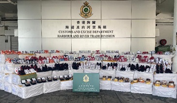 香港海關十月十八和二十五日在屯門內河碼頭檢獲共約三萬二千件懷疑冒牌及走私貨物，估計市值約六百三十萬元。圖示部分檢獲的懷疑冒牌及走私運動鞋和皮帶。