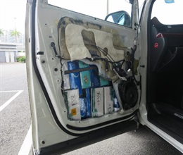 Hong Kong Customs yesterday (April 30) seized about 20 000 suspected illicit cigarettes from an incoming private car at Shenzhen Bay Control Point with an estimated market value of about $50,000 and a duty potential of about $40,000. Photo shows some of the suspected illicit cigarettes concealed in one of the false compartments at the door.