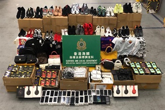 香港海关于一月至四月期间采取执法行动，打击输往美国的跨境冒牌物品活动，检获共约五万五千件怀疑冒牌物品，估计市值约七百万元。图示部分检获的怀疑冒牌物品。