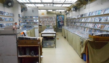 香港海關昨日（五月八日）在油麻地採取反盜版行動，檢獲約五千六百隻懷疑盜版光碟和約三千隻懷疑色情光碟，估計市值約二十三萬元。