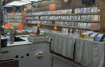 香港海關昨日（五月八日）在油麻地採取反盜版行動，檢獲約五千六百隻懷疑盜版光碟和約三千隻懷疑色情光碟，估計市值約二十三萬元。