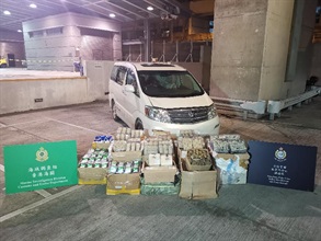Hong Kong Customs and Marine Police yesterday (May 9) conducted an anti-smuggling joint-operation and detected a suspected smuggling case using speedboats in Chek Lap Kok. A batch of suspected smuggled goods including hard disks, bird's nest and raw amber rock with an estimated market value of $2.4 million was seized.