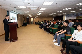 Hong Kong Customs hosted a seminar on government dogs called the "Hong Kong Government Canine Forum" today (May 15) at Hong Kong Customs College. Photo shows a representative from the General Administration of Customs of China sharing his dog management experience with Hong Kong counterparts.