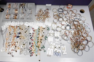 Hong Kong Customs yesterday (May 16) conducted an anti-counterfeiting operation to combat the sale of counterfeit jewellery. A total of 7 110 pieces of suspected counterfeit goods were seized, including jewellery, wallets and handbags with an estimated market value of about $400,000. Photo shows some of the suspected counterfeit jewellery seized.