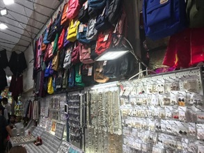香港海關昨日（五月十六日）採取反冒牌物品執法行動，打擊售賣冒牌首飾，共檢獲七千一百一十件懷疑冒牌物品，包括首飾、錢包和手袋，估計市值約四十萬元。圖示其中一個售賣懷疑冒牌物品的小販攤檔。