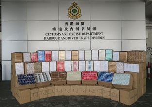 香港海關昨日（五月二十日）在屯門內河船碼頭驗貨場檢獲約一百九十萬支懷疑私煙，估計市值約五百二十萬元，應課稅值約三百六十萬元。
