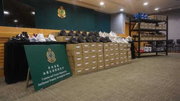 Hong Kong Customs yesterday (May 22) conducted an operation to combat the sale of counterfeit shoes on a social media platform. A total of 156 pairs of suspected counterfeit shoes with an estimated market value of about $400,000 were seized.