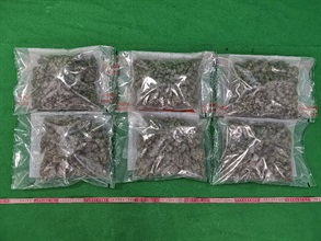 香港海關五月二十日在香港國際機場檢獲約三公斤懷疑大麻花，估計市值約五十七萬元。
