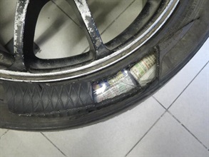Hong Kong Customs yesterday (May 30) seized 1 824 suspected smuggled central processing units with an estimated market value of about $2.8 million at Shenzhen Bay Control Point. Photo shows some of the suspected smuggled central processing units concealed inside the spare tyre.