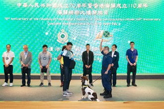 香港海關今日（六月一日）舉行海關總部大樓開放日，為慶祝海關成立一百一十周年的連串活動揭開序幕。圖示出席人士在開幕儀式上參與海關搜查犬的示範表演。