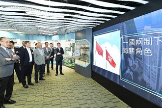 Hong Kong Customs today (June 1) held an open day at the Customs Headquarters Building to launch a series of events in celebration of the 110th anniversary of the department's establishment. Photo shows the Commissioner of Customs and Excise, Mr Hermes Tang (first right), and the attendees visiting the exhibition gallery to learn about the role played by Hong Kong Customs in implementing the "one country, two systems" principle in respect of customs clearance and trade facilitation.
