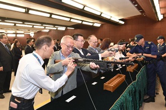 Hong Kong Customs today (June 1) held an open day at the Customs Headquarters Building to launch a series of events in celebration of the 110th anniversary of the department's establishment. Photo shows the attendees visiting the indoor firing range.