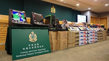 香港海關昨日（六月四日）採取特別行動，打擊售賣遊戲機規避器件和盜版電子遊戲，檢獲一批懷疑規避器件和侵權電腦遊戲機套裝，估計市值約二十一萬元。