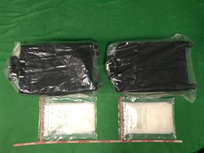 香港海關昨日（六月八日）及今日（六月九日）在香港國際機場分別檢獲約五公斤懷疑氯胺酮及約一點四公斤懷疑可卡因，估計市值共約五百萬元。圖示檢獲的懷疑氯胺酮。