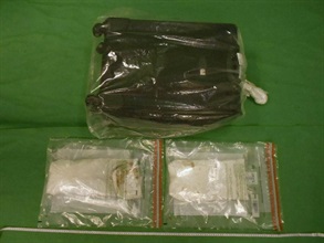 香港海關昨日（六月八日）及今日（六月九日）在香港國際機場分別檢獲約五公斤懷疑氯胺酮及約一點四公斤懷疑可卡因，估計市值共約五百萬元。圖示檢獲的懷疑可卡因。