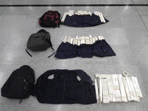 香港海關今日（十月十九日）在香港國際機場檢獲約六十公斤懷疑象牙製品。