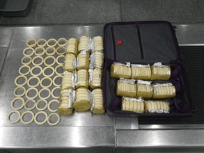 香港海關今日（十一月十一日）在香港國際機場檢獲約9.2公斤懷疑象牙製品。圖示在寄艙行李內發現的懷疑象牙製品。