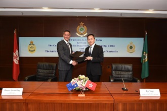香港海關關長鄧忍光（右）及澳洲邊防局局長Roman Quaedvlieg（左）今日（十一月十五日）在香港舉行的第九屆香港海關與澳洲邊防局雙邊會議上簽訂聯合公告，加強兩地海關合作。