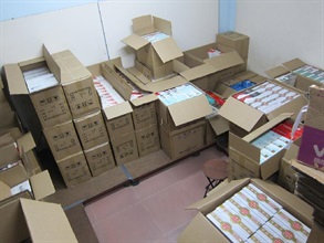 Hong Kong Customs yesterday (November 18) seized about 1 million sticks of suspected illicit cigarettes in Yuen Long.