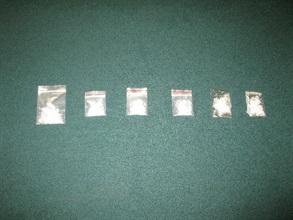 香港海关于过去两星期在罗湖管制站加强打击跨境犯毒，共侦破十宗怀疑毒品案件。图示检获的怀疑冰毒。