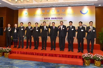 The Secretary for Justice, Mr Rimsky Yuen, SC (fifth right), and the Commissioner of Customs and Excise, Mr Roy Tang (centre), propose a toast at the 2017 International Customs Day reception today (January 20). Joining them are the President of the Legislative Council, Mr Andrew Leung (fourth right); the Acting Secretary for Security, Mr John Lee (fifth left); the Deputy Director-General of the Guangdong Sub-Administration of the General Administration of Customs of the People's Republic of China, Mr Xu Weiwei (third right); and the directorate of Hong Kong Customs.