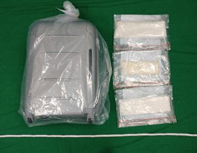 香港海關昨日（一月二十五日）在羅湖管制站及香港國際機場共檢獲約四公斤懷疑可卡因，估計巿值約四百四十萬元。圖示在香港國際機場檢獲的懷疑可卡因。