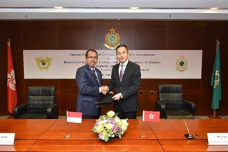 Hong Kong Customs signed a Customs Co-operative Arrangement with the Directorate General of Customs and Excise of the Ministry of Finance of the Republic of Indonesia today (February 16) at the Customs Headquarters Building in Hong Kong. The Commissioner of Customs and Excise, Mr Roy Tang (right), and the Director General of the Indonesian Customs and Excise, Mr Heru Pambudi (left), represented the two customs administrations in the signing ceremony.