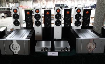 Hong Kong Customs detected a suspected smuggling case using a river trade vessel in the western waters of Hong Kong on April 21. A large batch of suspected smuggled goods with an estimated market value of about $160 million was seized, including assorted electronic products, musical instrument accessories and audio equipment. Photo shows some of the suspected smuggled audio equipment seized.