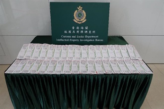香港海關昨日（十月五日）採取特別行動，檢獲約四千六百份懷疑印有偽造商標的馬報，估計市值約四萬元。這是海關首次破獲涉及懷疑印有偽造商標馬報的案件。圖示部分檢獲的馬報。