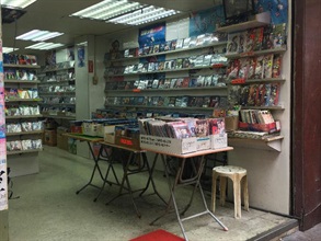 香港海關今日（四月六日）在全港各區採取反盜版行動，打擊售賣盜版光碟店舖，檢獲約十四萬五千隻懷疑盜版光碟，估計市值約二百九十萬元。