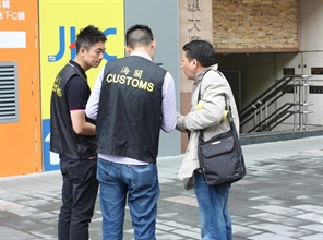 The Customs and Excise Department launched an operation code-named "Eagle Eye" today (April 27) to enhance consumer protection for tourists during the Labour Day Golden Week period. Customs officers are pictured distributing pamphlets to visitors in Tsim Sha Tsui.