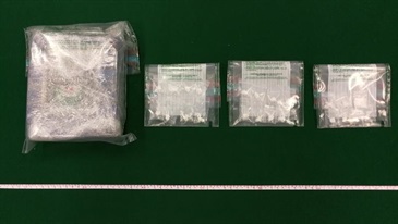 Hong Kong Customs yesterday (May 1) seized about 1 kilogram of suspected cocaine and a small quantity of suspected crack cocaine with an estimated market value of about $840,000 in Lam Tin.