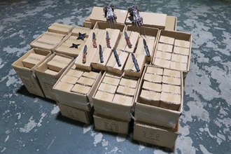 Hong Kong Customs yesterday (June 1) seized a total of about 8 000 suspected prohibited weapons from two containers at the Hongkong International Terminals, including Chinese-style throwing darts, knives in which the blade is exposed by a spring and other bladed weapons. The estimated market value of the seizure was about $800,000.