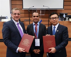 The Commissioner of Customs and Excise, Mr Hermes Tang, attended the 129th/130th Council Sessions of the World Customs Organization (WCO) held in Brussels, Belgium today (July 6, Brussels time) and signed the Mutual Recognition Arrangement (MRA) with the Acting Commissioner of the Australian Border Force, Department of Immigration and Border Protection, Mr Michael Outram. Photo shows Mr Tang (right) and Mr Outram (left) exchanging the arrangement document.