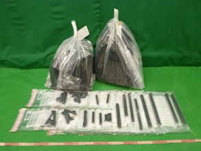 香港海關昨日（七月十二日）在香港國際機場檢獲約一點四公斤懷疑可卡因，估計市值約一百四十萬元。圖示收藏懷疑可卡因的行李金屬支架。