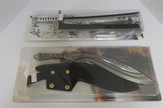 香港海關於過去兩星期在深水埗區進行巡查行動，勒令五間零售店鋪將二百四十九件懷疑不安全的「動漫兵器玩具」儲存於指定的地方。圖示其中外形仿似刀及劍的懷疑不安全玩具。