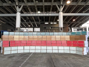 Hong Kong Customs yesterday (May 21) and today (May 22) raided three suspected illicit cigarette storehouses in Chai Wan and Ap Lei Chau. A total of about 28 million suspected illicit cigarettes with an estimated market value of about $77 million and a duty potential of about $53 million were seized, making it the largest illicit cigarette storage case detected by Customs in the past 21 years. Photo shows some of the suspected illicit cigarettes seized.