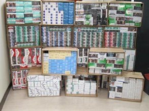 Hong Kong Customs today (September 11) smashed an illicit cigarette store in an industrial building in Fo Tan and seized about 230 000 sticks of illicit cigarettes.