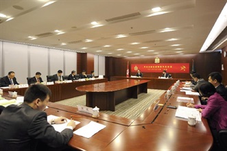 The Commissioner of Customs and Excise, Mr Clement Cheung (seventh left), and the Vice Minister of the General Administration of Customs and Director General of the Guangdong Sub-Administration of the General Administration of Customs, Mr Lu Bin (eight left), officiate at the 2013 Annual Review Meeting between Hong Kong and Guangdong Customs held in Hong Kong today (September 10).