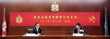 张云正（左）与吕滨（右）主持在香港举行的「二○一三年粤港海关业务联系年度会议」。