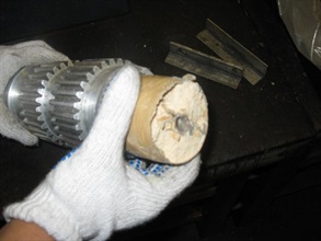 香港海关在八月二日在查验一件来自东非坦桑尼亚的空运包裹时，在金属齿轮的中空位置内，检获0.7公斤海洛英，约值五十九万元。