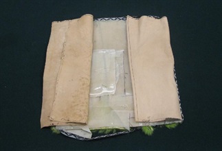 香港海关在八月十二日在一件由乌拉圭扺港的空运货件内检获缝于羊皮坐垫夹缝中的两公斤可卡因，约值一百九十万元。