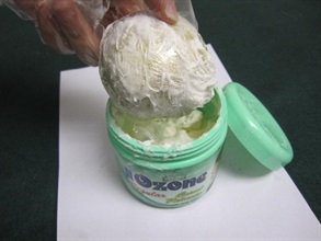 香港海关在八月二十四日在一件由马来西亚空运抵港的货物内，检获收藏于发乳中的0.9公斤海洛英，约值七十七万元。