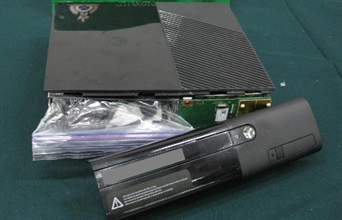 香港海关在八月二十五日在一件自加拿大空运抵港的货物内检获收藏于游戏机机壳内的0.5公斤可卡因，约值四十八万元。