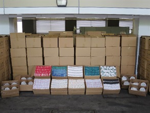 Hong Kong Customs yesterday (August 9) seized about 1.8 million suspected illicit cigarettes from an incoming truck at Lok Ma Chau Control Point. Photo shows some of the suspected illicit cigarettes seized.