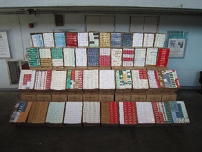 Hong Kong Customs yesterday (August 15) seized about 1.2 million suspected illicit cigarettes from an incoming container truck at Man Kam To Control Point. Photo shows some of the suspected illicit cigarettes seized.