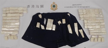 香港海關今日（八月二十五日）在香港國際機場緝獲約二十三公斤懷疑象牙製品，估計市值約四十六萬元。圖示被檢獲的懷疑象牙製品及特製背心。