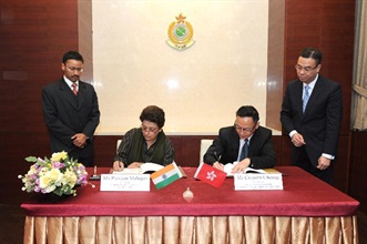 The Commissioner of Customs and Excise, Mr Clement Cheung (right), and the Chairperson of the Central Board of Excise and Customs of the Government of India, Ms Praveen Mahajan (left), sign an Arrangement to mutually recognise respective Authorized Economic Operator Programmes today (November 28).
