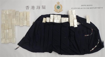 香港海關今日（九月九日）在香港國際機場緝獲約二十二公斤懷疑象牙製品，估計市值約四十四萬元。圖示被檢獲的懷疑象牙製品及特製背心。